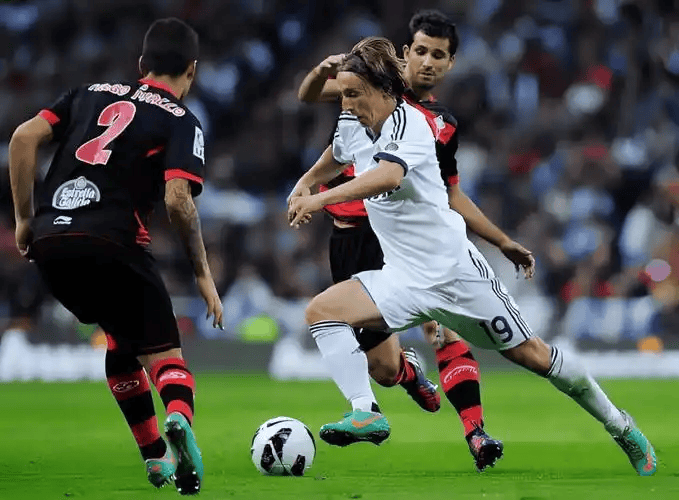 西甲焦点战：塞尔塔主场迎战巴伦西亚，中游对决暗藏保级玄机