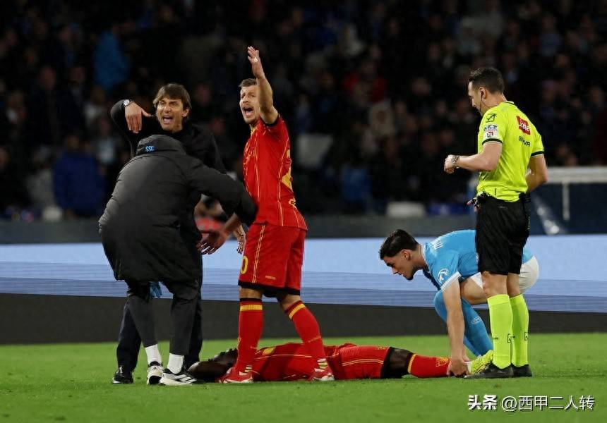 意甲惊魂一幕：莱切球员赛场突发晕厥倒地